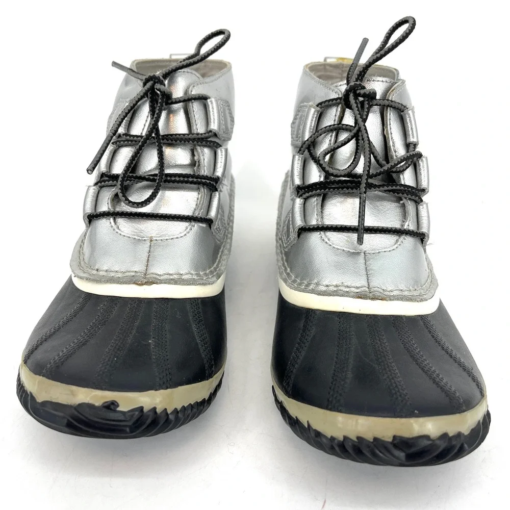 Sorel Women's Out n About Waterproof Winter Boots Silver Black Lace Up Ankle 9.5